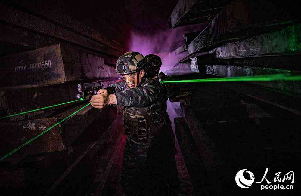 特戰(zhàn)隊(duì)員交替掩護(hù)搜索目標(biāo)。