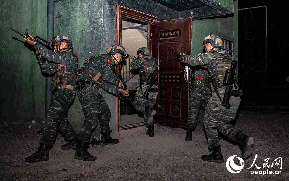 特戰(zhàn)隊(duì)員迅速展開(kāi)突擊。