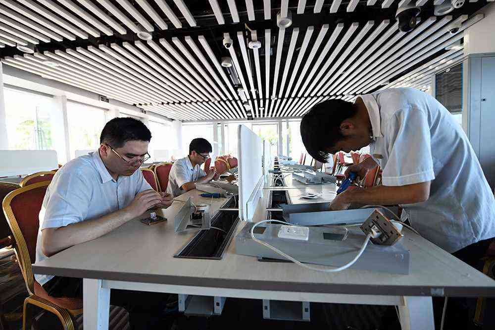 4月10日，工作人員在安裝新聞中心網絡設施。