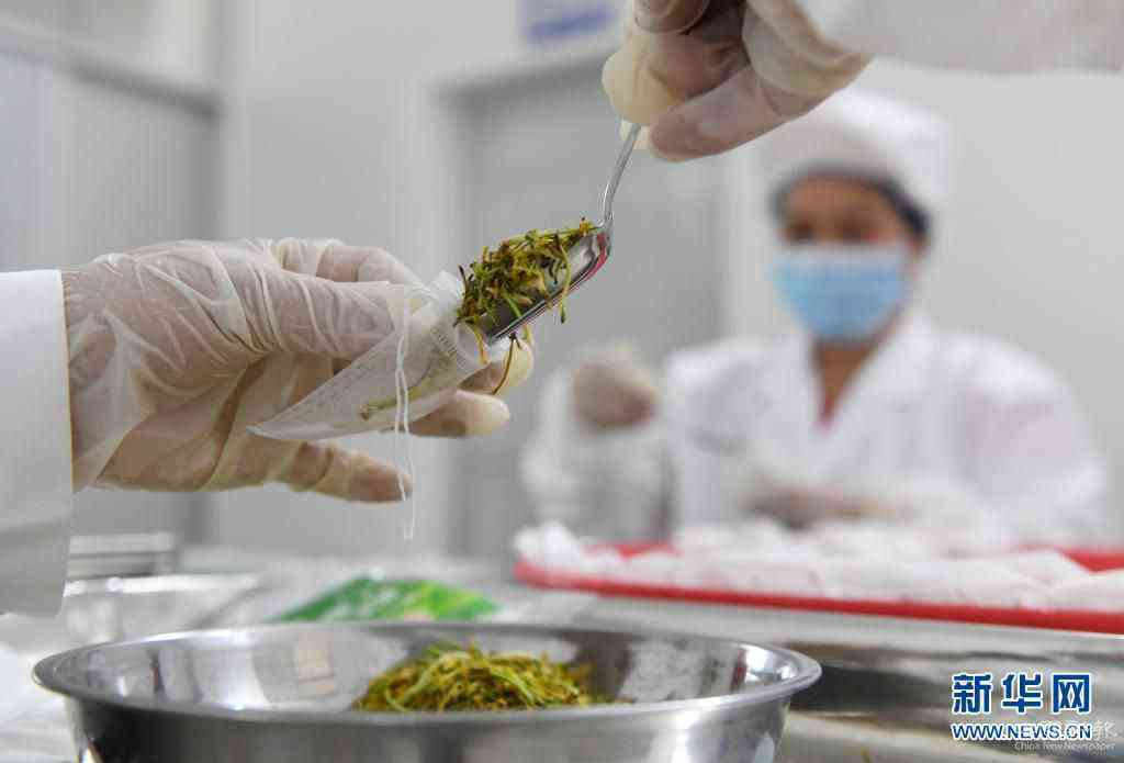 4月13日，在馬山縣加方鄉(xiāng)大陸村，村民在包裝金銀花。時下，廣西馬山縣進(jìn)入金銀花采摘季，當(dāng)?shù)剞r(nóng)民搶抓農(nóng)時，采摘金銀花供應(yīng)市場。馬山縣金銀花種植面積超過4萬畝，是助力當(dāng)?shù)剞r(nóng)民增收的重要產(chǎn)業(yè)。