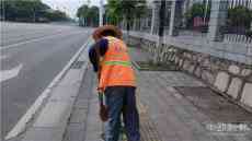 ?長沙：小伙夜晚遺失蘋果手機(jī)，57歲環(huán)衛(wèi)大爺撿拾歸還