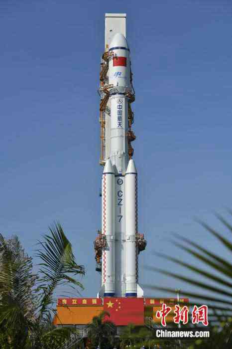 天舟二號(hào)貨運(yùn)飛船船箭組合體轉(zhuǎn)運(yùn)至發(fā)射區(qū)。駱云飛攝