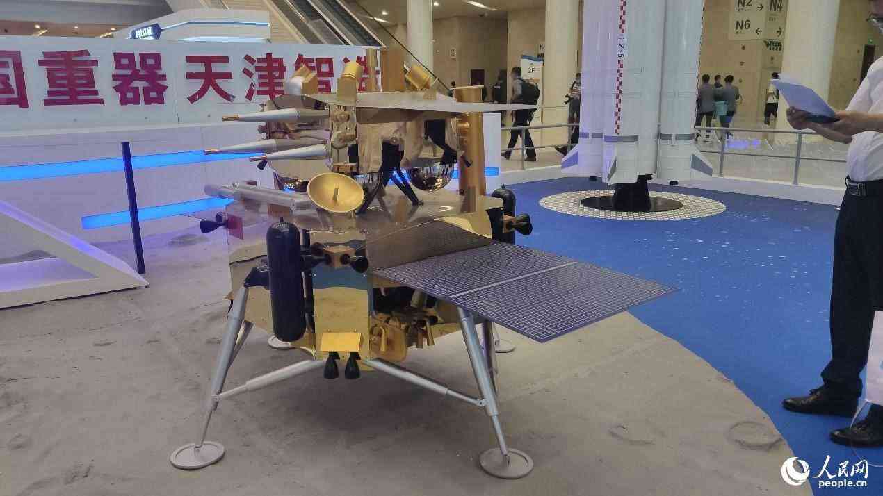 嫦娥五號著陸器模型（比例為1：3）。人民網(wǎng)記者 畢磊攝