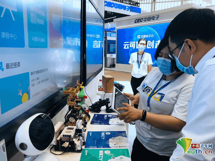 220多家企業(yè)機(jī)構(gòu)亮相世界智能大會(huì)智能科技展，引市民參觀