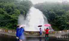 安徽休寧：瀑布?xì)鈩?shì)磅礴 游客雨中欣賞