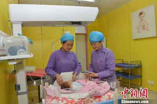 圖為青海省人民醫(yī)院的醫(yī)護(hù)人員照看剛出生的嬰兒?！O瑩 攝