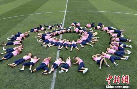 圖為幼兒園學(xué)生拍創(chuàng)意畢業(yè)照?！∨酥鞠?攝