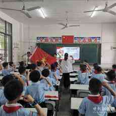 隆回縣金橋小學(xué)160余名小學(xué)生光榮入隊