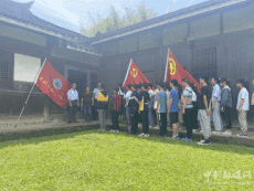 隆回縣司門前鎮(zhèn)中學(xué)組織新團(tuán)員參觀魏源故居