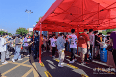 衡陽珠暉區(qū)：考生從容進(jìn)入考場?“衡陽群眾”開展志愿服務(wù)