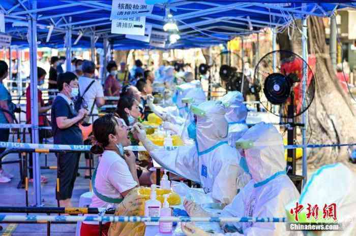 6月10日，廣東省廣州市，市民在荔灣區(qū)龍津華府臨時(shí)核酸檢測(cè)點(diǎn)接受核酸檢測(cè)。當(dāng)日，廣州市荔灣區(qū)金花、西村、南源、逢源、多寶、龍津、昌華、嶺南、華林、沙面、站前、彩虹、橋中等13條街道轄區(qū)內(nèi)全體居民進(jìn)行新一輪全員核酸檢測(cè)。 <a target='_blank' ><p  align=