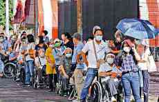 臺灣長者接種首日混亂 暴曬排隊打疫苗九旬翁猝死