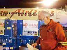 美國捐80瓶大肆宣傳 中國捐10萬劑悄然運(yùn)抵