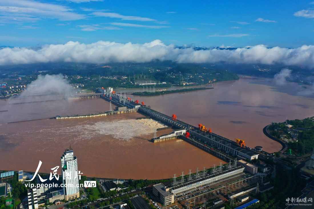 湖北宜昌：長江葛洲壩樞紐工程持續(xù)開閘泄洪
