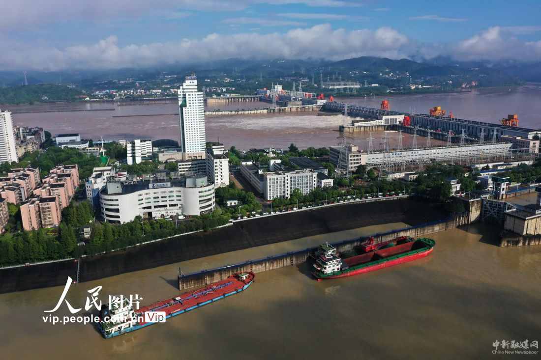 湖北宜昌：長江葛洲壩樞紐工程持續(xù)開閘泄洪【2】
