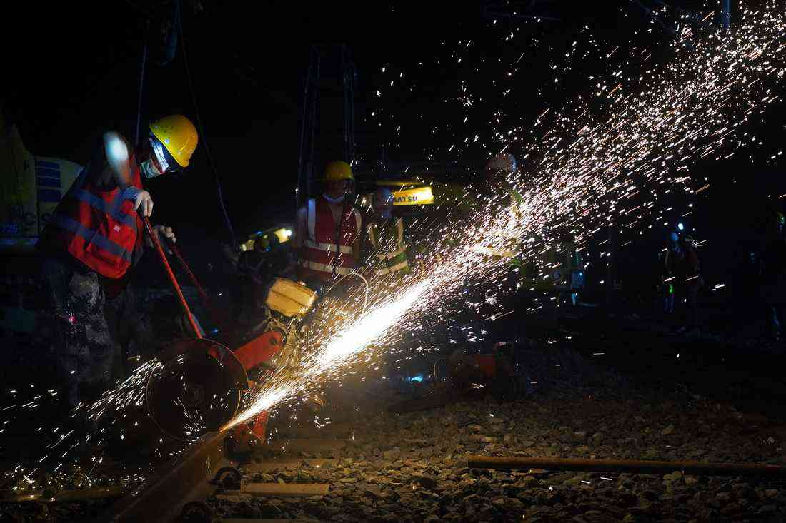 8月3日晚，中鐵四局施工人員在進行撥接施工。