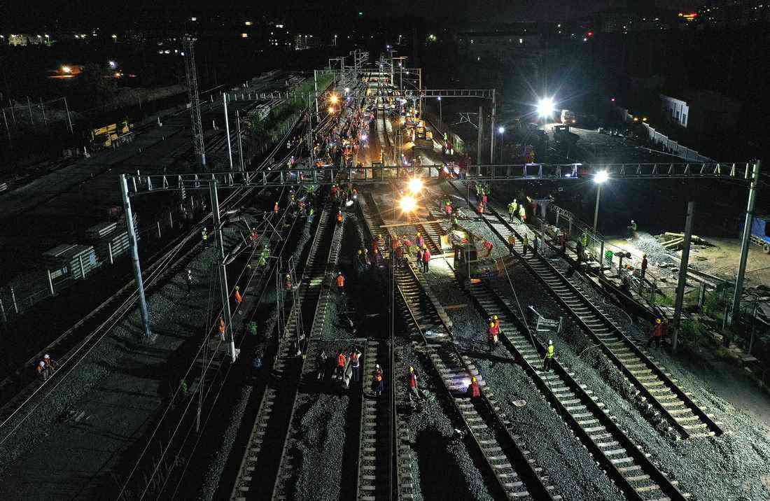 8月3日晚，中鐵四局施工人員在進行撥接施工（無人機照片）。