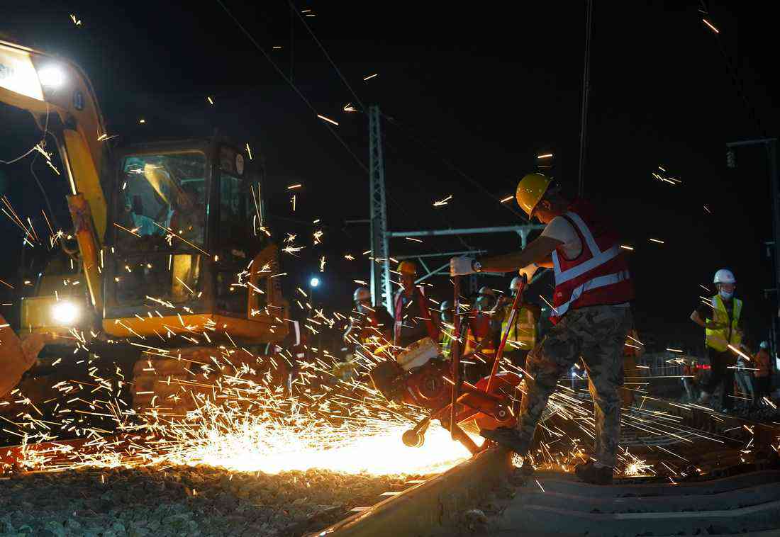 8月3日晚，中鐵四局施工人員在進行撥接施工。