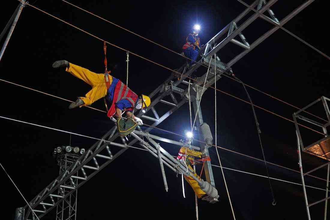 8月3日晚，中鐵四局施工人員在進行撥接施工。