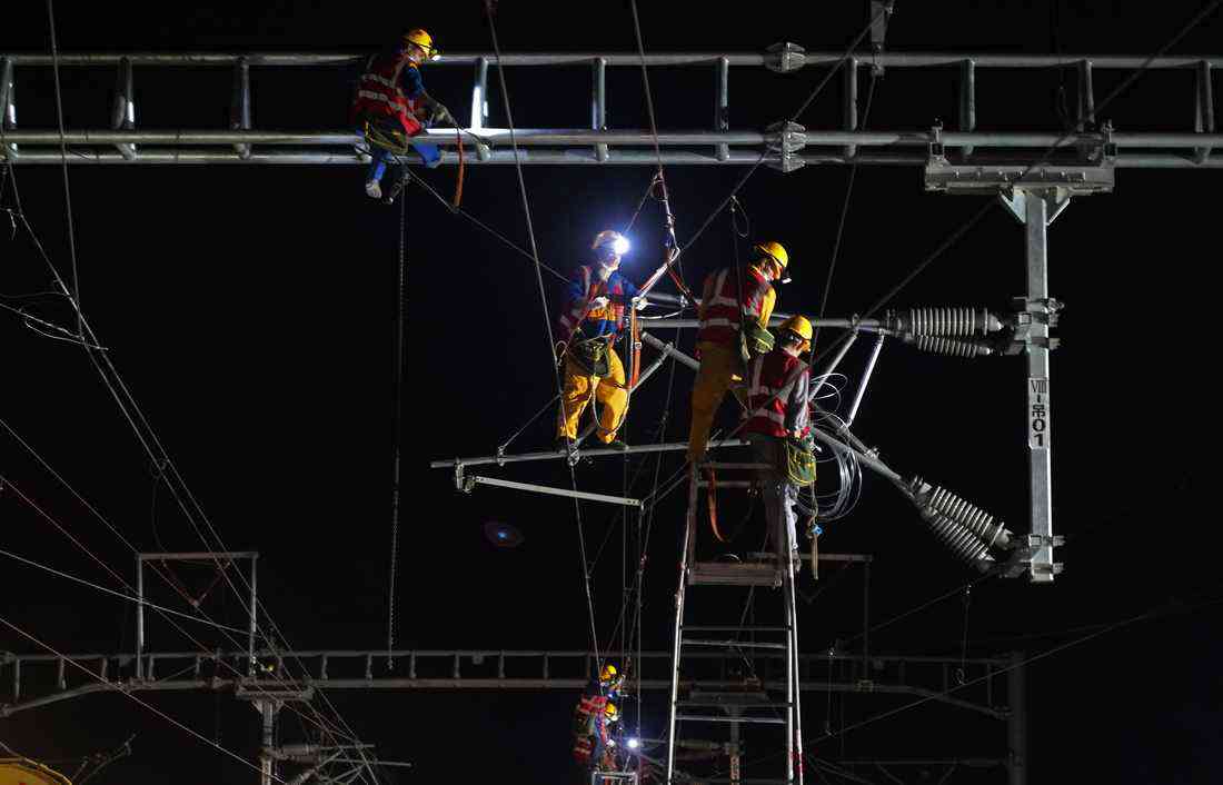8月3日晚，中鐵四局施工人員在進行撥接施工（無人機照片）。