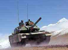 高原新輕型坦克高科技護(hù)身 黑豹披鎧甲截?fù)魜?lái)襲箭彈