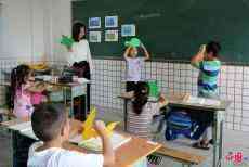 四川內(nèi)江：石盤(pán)寨小學(xué)90后“孩子王” 教學(xué)中唱響青春之歌