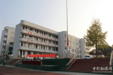 讓青春綻放迷彩本色一一軍訓(xùn)會(huì)操匯演暨軍訓(xùn)閉幕式