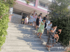 湖南新邵縣新田鋪鎮(zhèn)中心小學(xué)舉行防火逃生疏散演練活動