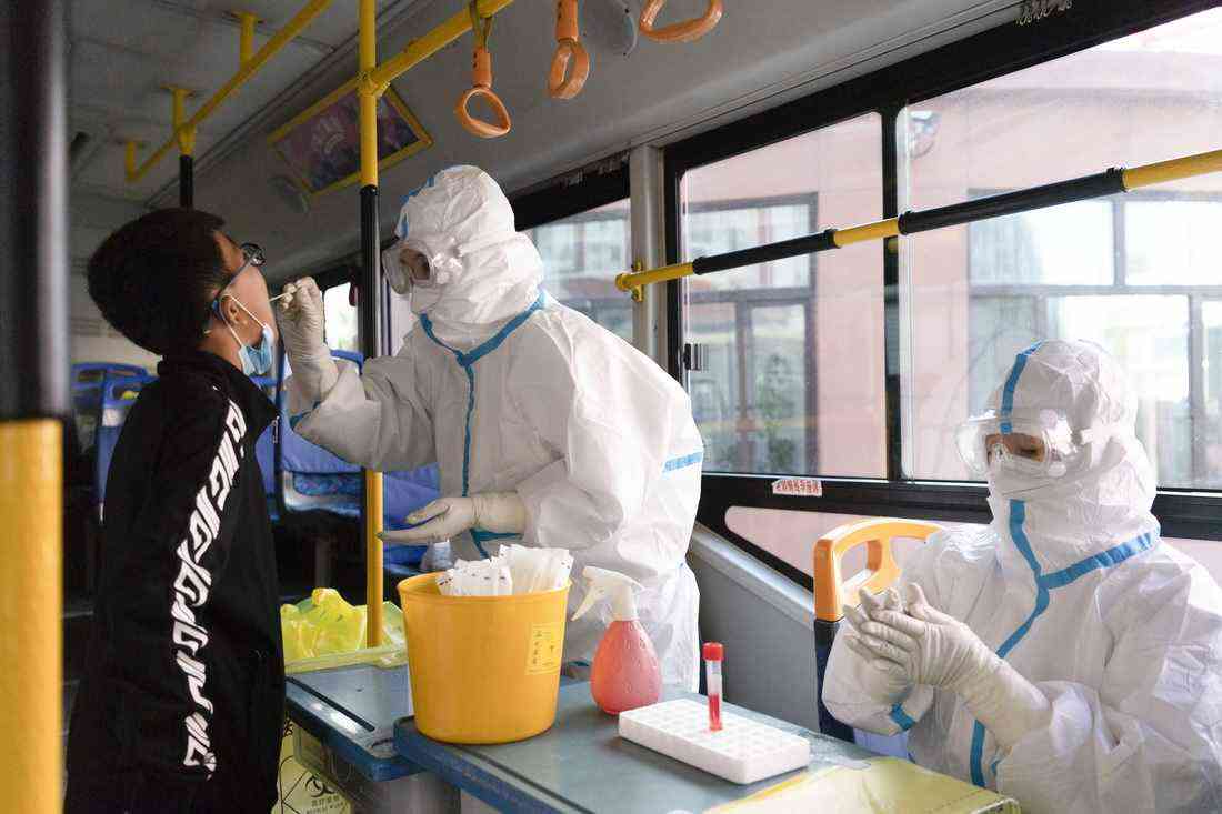 9月24日，市民在哈爾濱市巴彥縣興隆鎮(zhèn)一流動核酸檢測點(diǎn)進(jìn)行檢測。新華社記者 謝劍飛 攝