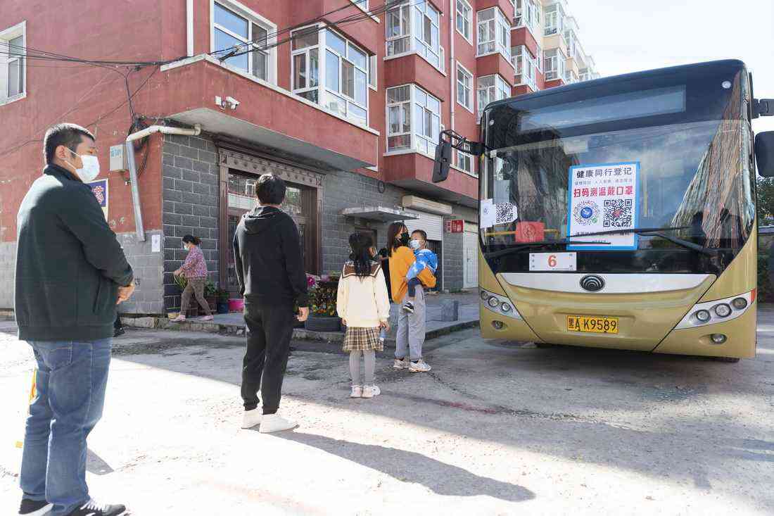 9月24日，市民在哈爾濱市巴彥縣興隆鎮(zhèn)一流動核酸檢測點(diǎn)排隊(duì)進(jìn)行檢測。哈爾濱市調(diào)配了60輛核酸采樣流動車輛支援巴彥縣，方便當(dāng)?shù)鼐用窬徒鼨z測。新華社記者 謝劍飛 攝