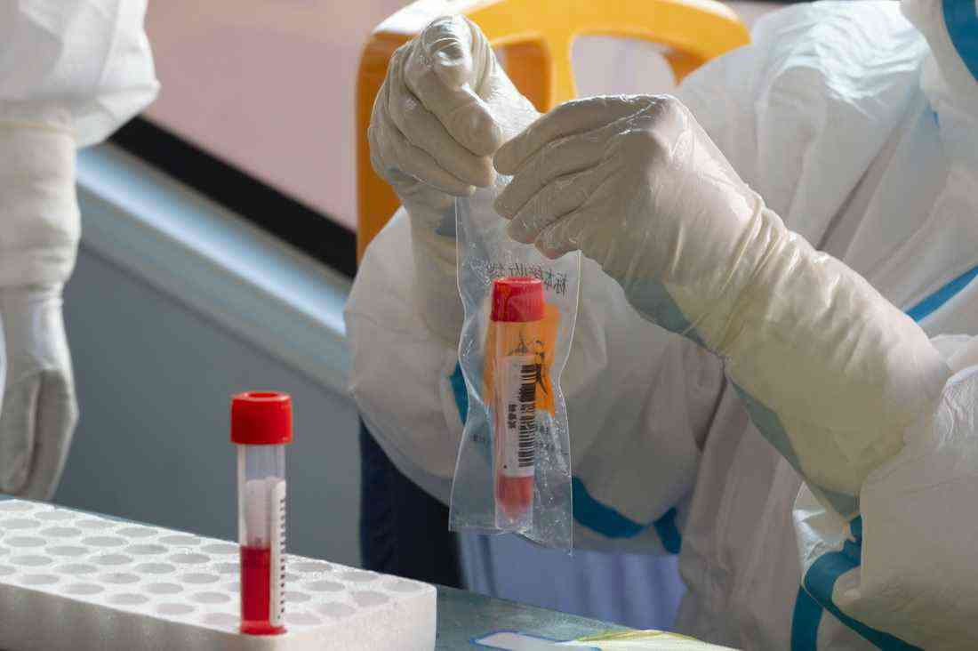 9月24日，在哈爾濱市巴彥縣興隆鎮(zhèn)一流動核酸檢測點(diǎn)，醫(yī)務(wù)人員將采樣管裝袋。新華社記者 謝劍飛 攝