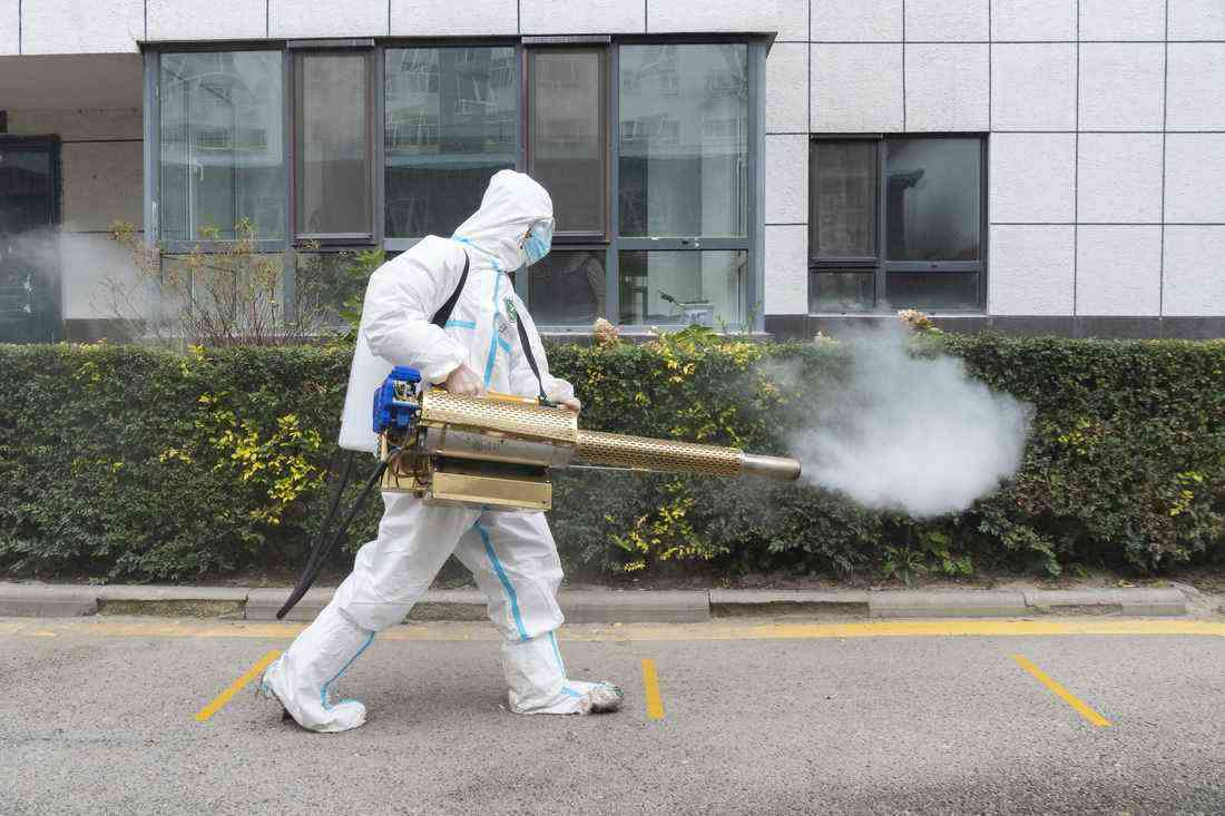 9月25日，哈爾濱市巴彥縣志愿者協(xié)會志愿者在巴彥縣一小區(qū)內(nèi)進(jìn)行消毒。新華社記者 謝劍飛 攝