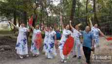 新安源頭生態(tài)美 旗袍秀進(jìn)古樹(shù)林