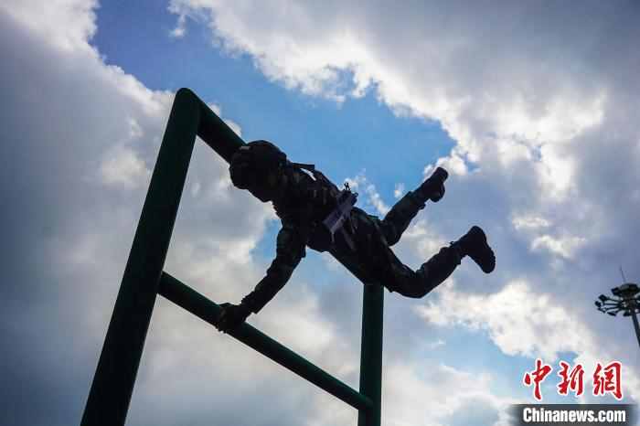 武警黔西南支隊特戰(zhàn)隊員開展野外實戰(zhàn)化對抗訓(xùn)練