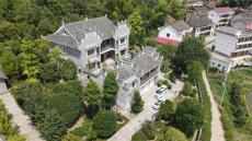 實地探訪湖南政法高官豪華別墅  院內(nèi)停百萬豪車