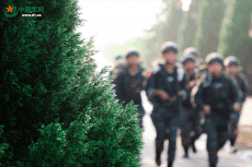 露氣寒冷，一起來(lái)練兵場(chǎng)暖暖身子吧