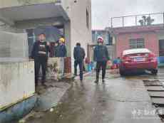 寒潮來襲，他們?yōu)榻值谰用袂宄秒娬系K