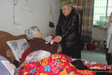 彰顯企業(yè)關懷傳遞溫暖 ??湘潭市人大代表慰問職工家屬