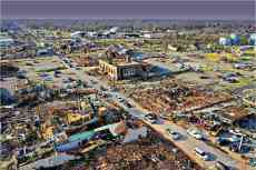 無視龍卷風(fēng)來臨警報 美國一蠟燭工廠70人被埋