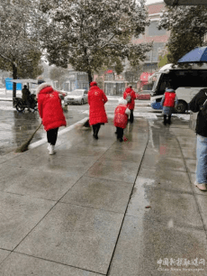 以雪為令主動(dòng)擔(dān)當(dāng) ??湘鄉(xiāng)市我來(lái)幫志愿者除雪保暢通