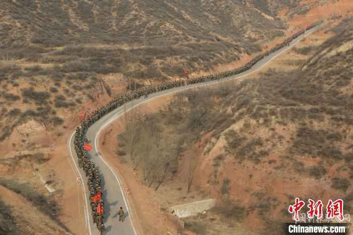 部隊(duì)行進(jìn)中。　謝強(qiáng) 攝