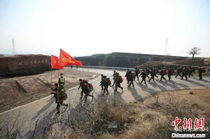 部隊(duì)迅速組織開進(jìn)，穿過城市、越過山地?！≈x強(qiáng) 攝