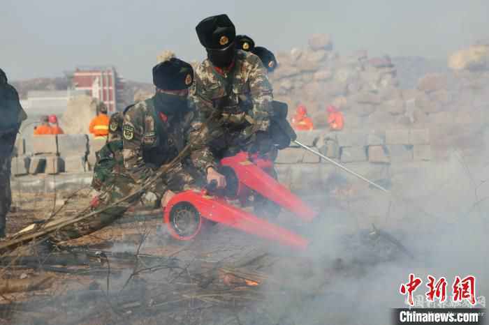 武警第一機(jī)動(dòng)總隊(duì)某支隊(duì)正在進(jìn)行綜合演練。　謝強(qiáng) 攝