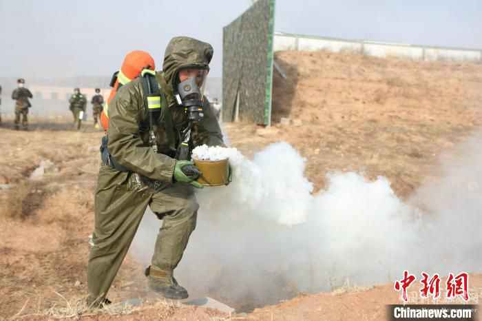 防化中隊(duì)官兵正在展開做作業(yè)，消除隱患?！≈x強(qiáng) 攝