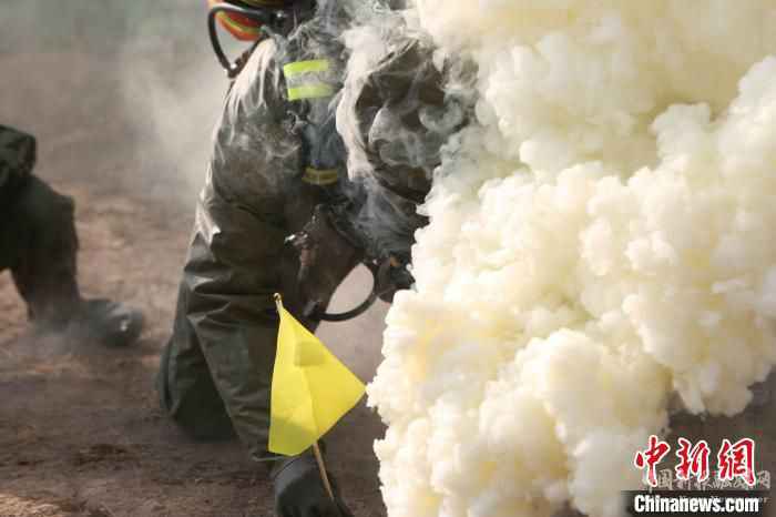 接到命令后，防化中隊(duì)官兵迅速穿戴好裝具，攜帶檢測(cè)、洗消裝備趕至事發(fā)地域并展開作業(yè)，消除隱患?！≈x強(qiáng) 攝
