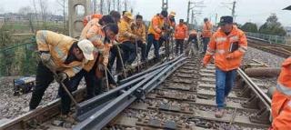 亳州線路車間：更換傷損設備，確保鐵路運輸安全
