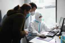 堅(jiān)持人民至上，疫情下就醫(yī)有制度也有溫度