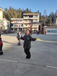 石橋鎮(zhèn)高洲完?。弘p減”之下的“加法”  師生共享陽(yáng)光體育