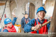 安徽休寧：修電路保安全??關愛老兵“益”起來