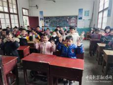 隆回縣高洲完小教師教學(xué)生演唱抗疫手勢歌舞